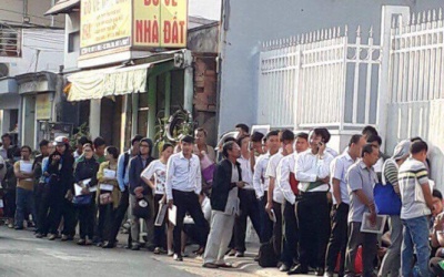 Nhà đất lên cơn 'sốt', người dân xếp hàng dài chờ làm thủ tục